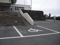 Medium_02　足湯へのスロープ入口近く　車いす駐車場（屋根なし） (1)